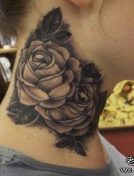 女人脖子处潮流精美的黑灰玫瑰花纹身图片