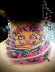女人脖子处时尚潮流的招财猫纹身图片