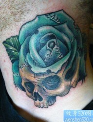 男人脖子处潮流经典的玫瑰骷髅纹身图片