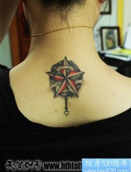 女人后脖子潮流很酷的五芒星纹身图片