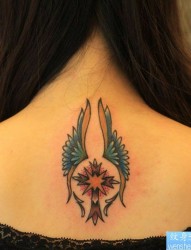 一幅适合女人颈部十字架翅膀纹身图片由纹身520图库推荐