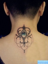 一幅女人脖子钻石纹身图片由纹身图片推荐