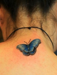 一幅颈部蝴蝶纹身图片由纹身520图库推荐