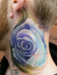 一幅脖子彩色玫瑰花纹身图片