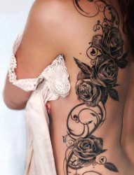 一幅美女腰部到背部的花蔓纹身