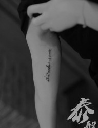 男生胳膊内侧爱性宣言字母纹身图片