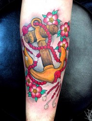 手臂上一幅漂亮彩色船锚纹身图片