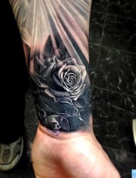 手腕上一幅玫瑰花纹身图片