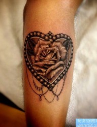 推荐一幅小臂爱心玫瑰花纹身图片