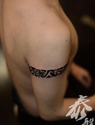 男生胳膊个性欧美臂环纹身图片