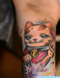 纹身520图库推荐一幅彩色招财猫纹身图片