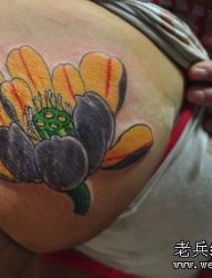 美女臀部的一幅彩色莲花荷花纹身图片作品