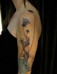 女性手臂花朵纹身