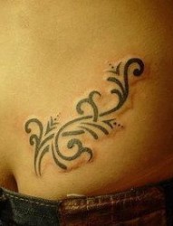 美女臀部的一幅图腾藤蔓纹身图片纹身作品