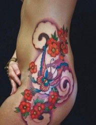 臀部唯美漂亮的蝴蝶花纹身图片