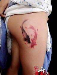 女性臀部唯美的水墨画鲤鱼纹身图片