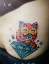 臀部一幅招财猫与钻石纹身图片