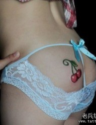 美女臀部一幅彩色樱桃纹身图片