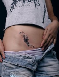 腹部纹身图片：美女腹部花卉藤蔓纹身图片纹身作品