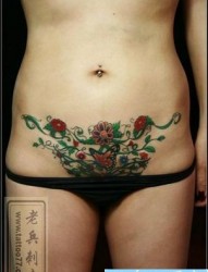腹部纹身图片：美女腹部彩色蝴蝶花卉藤蔓纹身图片纹身作品