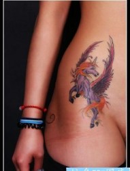 美女腹部彩色独角兽翅膀纹身图片纹身作品
