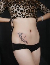 腹部纹身图片：美女腹部蝴蝶藤蔓纹身图片纹身作品