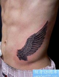 腹部纹身图片：一幅腹部翅膀纹身图片纹身作品