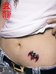 另类经典的的腹部蝙蝠纹身图片