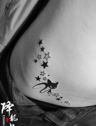 美女腹部潮流的图腾猫咪五角星纹身图片
