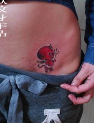 一幅另类经典的腹部欧美小恶魔纹身图片