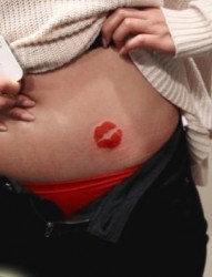 女孩子腹部唯美好看的唇印纹身图片