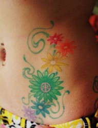 美女腹部好看的彩色雏菊纹身图片