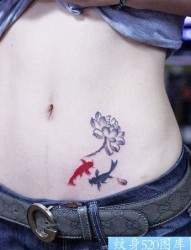 女孩子腹部水墨画莲花与鲤鱼纹身图片