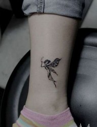 脚踝部的小天使纹身