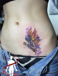 美女腹部好看的小天使纹身图片