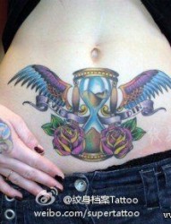 女人腹部沙漏翅膀玫瑰花纹身图片