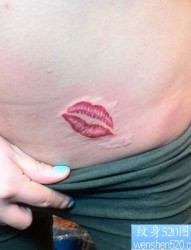 女孩子腹部潮流流行的唇印纹身图片