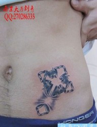 男人腹部精美的十字架纹身图片