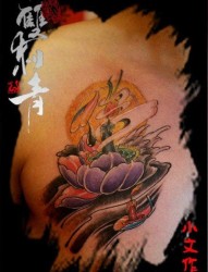 腹部时尚精美的彩色传统莲花纹身图片