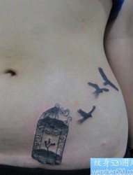女人腹部时尚好看的鸟笼与小鸟纹身图片
