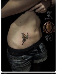 美女腹部小巧潮流的蝴蝶纹身图片