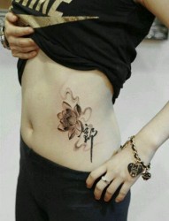 女人腹部唯美潮流的黑白莲花纹身图片