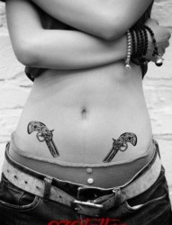 美女腹部唯美时尚的小手枪纹身图片