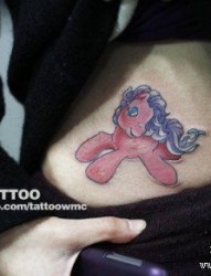 女人腹部可爱潮流的小马纹身图片