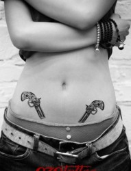 女人腹部时尚唯美的小手枪纹身图片