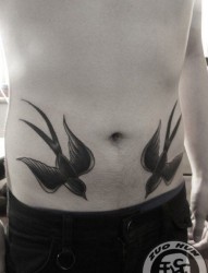 腹部时尚经典的黑白小燕子纹身图片