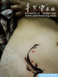 女人腹部小巧唯美的水墨鱼纹身图片