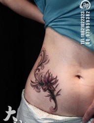 美女腹部潮流唯美的百合花纹身图片