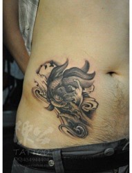 男人腹部唯美的黑白小金鱼纹身图片