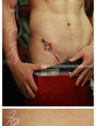 男生腹部一幅另类经典的匕首纹身图片